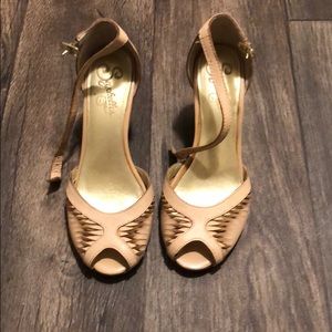 Seychelles Women’s Chirp open toe pump vachetta